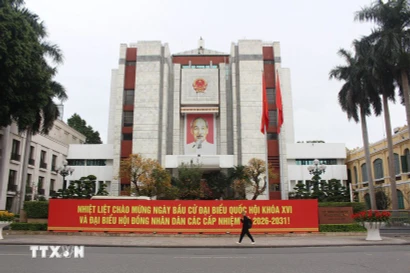 Lemas de bienvenida al importante evento político del país en la sede del Consejo Popular y el Comité Popular de la ciudad de Hanoi. (Foto: VNA)