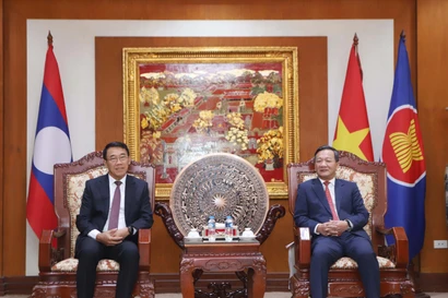 El embajador de Vietnam en Laos, Nguyen Minh Tam, recibe al miembro del Comité Central del Partido Popular Revolucionario de Laos (PPRL) y jefe de su Departamento de Relaciones Exteriores, Bounleua Phandanouvong. (Foto: VNA)
