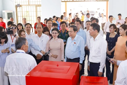 El presidente de la Asamblea Nacional de Vietnham, Tran Thanh Man, revisa los preperativos para las elecciones lejislativas en Dong Nai. (Foto: VNA)