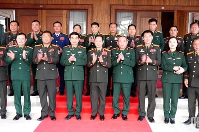 El ministro de Defensa de Vietnam, general Phan Van Giang, y su homólogo laosiano, general Khamliang Outhakaysone toman foto con otros delegados. (Foto: VNA)