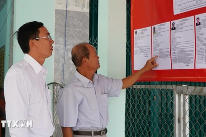 Electores consultan las reseñas biográficas de los candidatos al Consejo Popular de la comuna de Tan Hong (Dong Thap) para el período 2026-2031. (Foto: VNA)