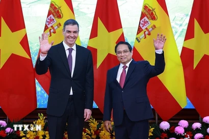 El primer ministro de Vietnam, Pham Minh Chinh, y el presidente del Gobierno de España, Pedro Sánchez Pérez-Castejón. (Foto: VNA)
