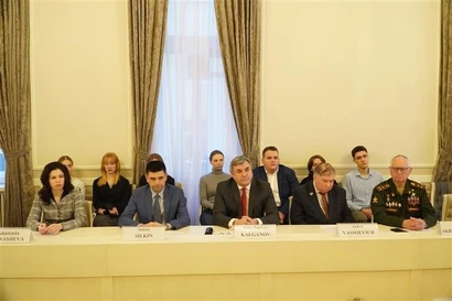 El subjefe del Comité de Relaciones Exteriores de San Petersburgo, Vyacheslav Kalganov, (centro) en el seminario. (Foto: VNA)