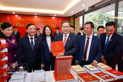 El presidente de la Asamblea Nacional (AN) de Vietnam, Tran Thanh Man, asiste a una ceremonia de presentación de la colección de leyes aprobadas por la AN de la XV Legislatura en su décimo período de sesiones. (Foto: VNA)