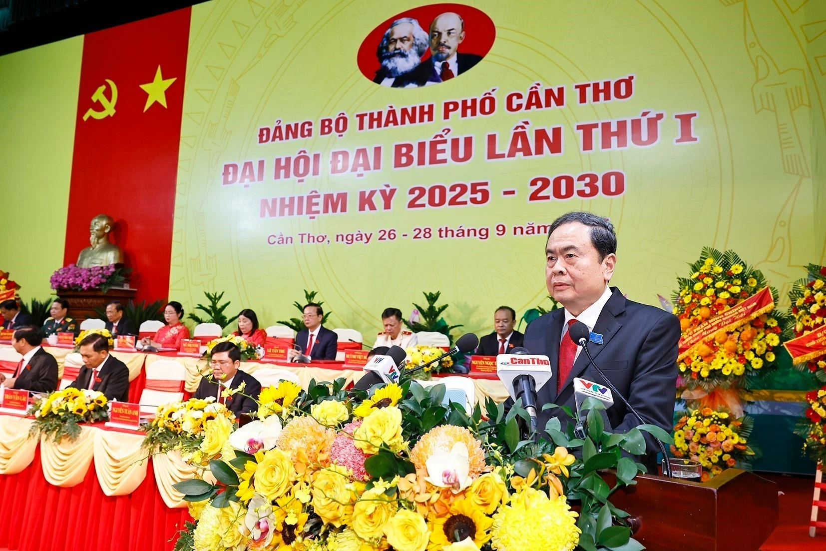 El presidente de la Asamblea Nacional, Tran Thanh Man, pronuncia un discurso en a sesión inaugural de la primera Asamblea del Comité del Partido Comunista de Vietnam (PCV) en Can Tho para el período 2025–2030. (Fuente: VNA)