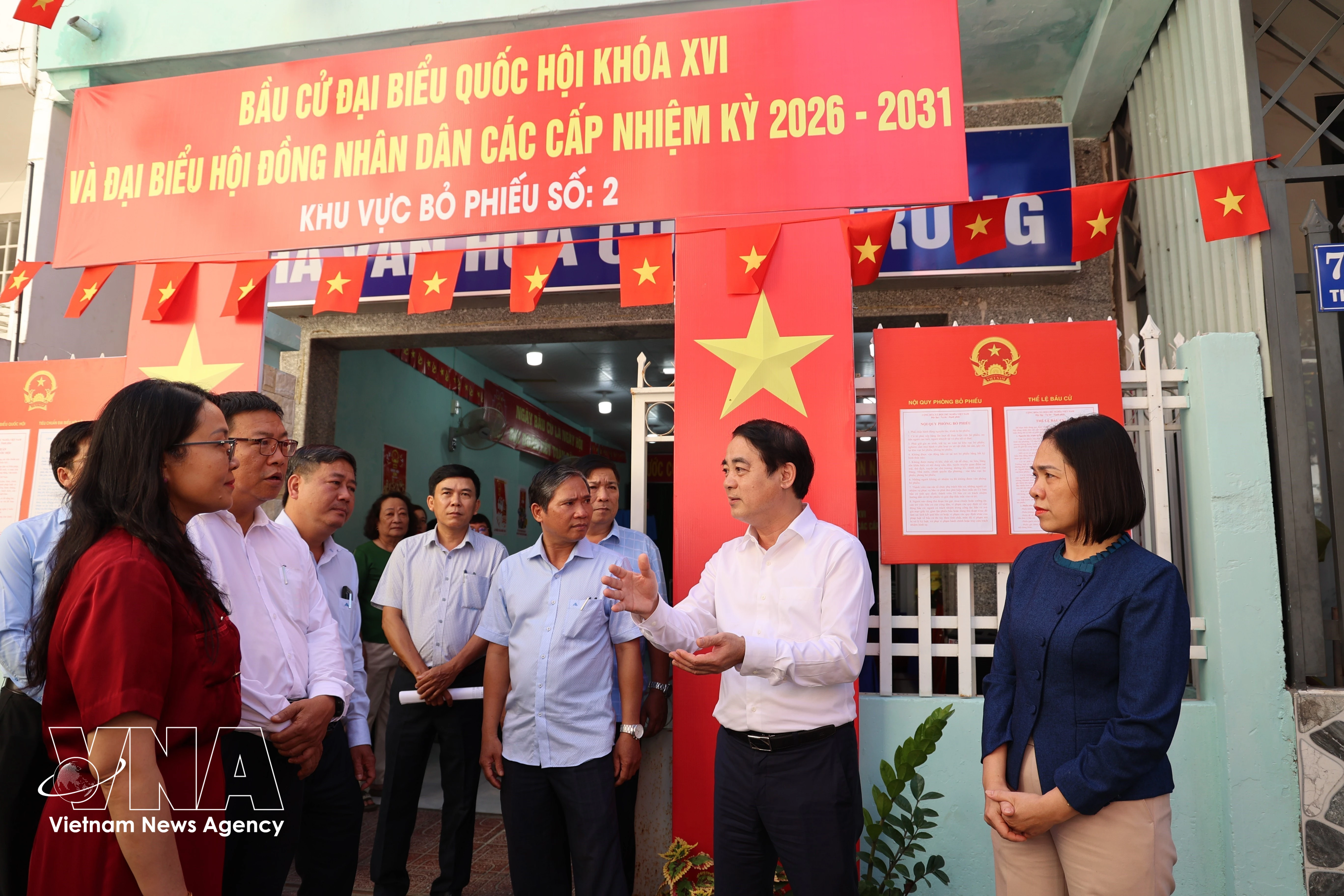 El secretario del Comité del Partido de Khanh Hoa, Nghiem Xuan Thanh, inspecciona los preparativos electorales en el colegio electoral número 2 del distrito de Bac Nha Trang. (Fuente: VNA)