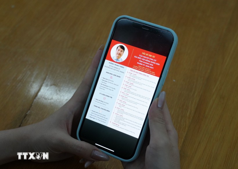 La información sobre los candidatos al Consejo Popular Provincial de Khanh Hoa para el período 2026-2031 se publica en canales digitales, lo que facilita a los votantes seguirlos y conocerlos. (Foto: VNA)