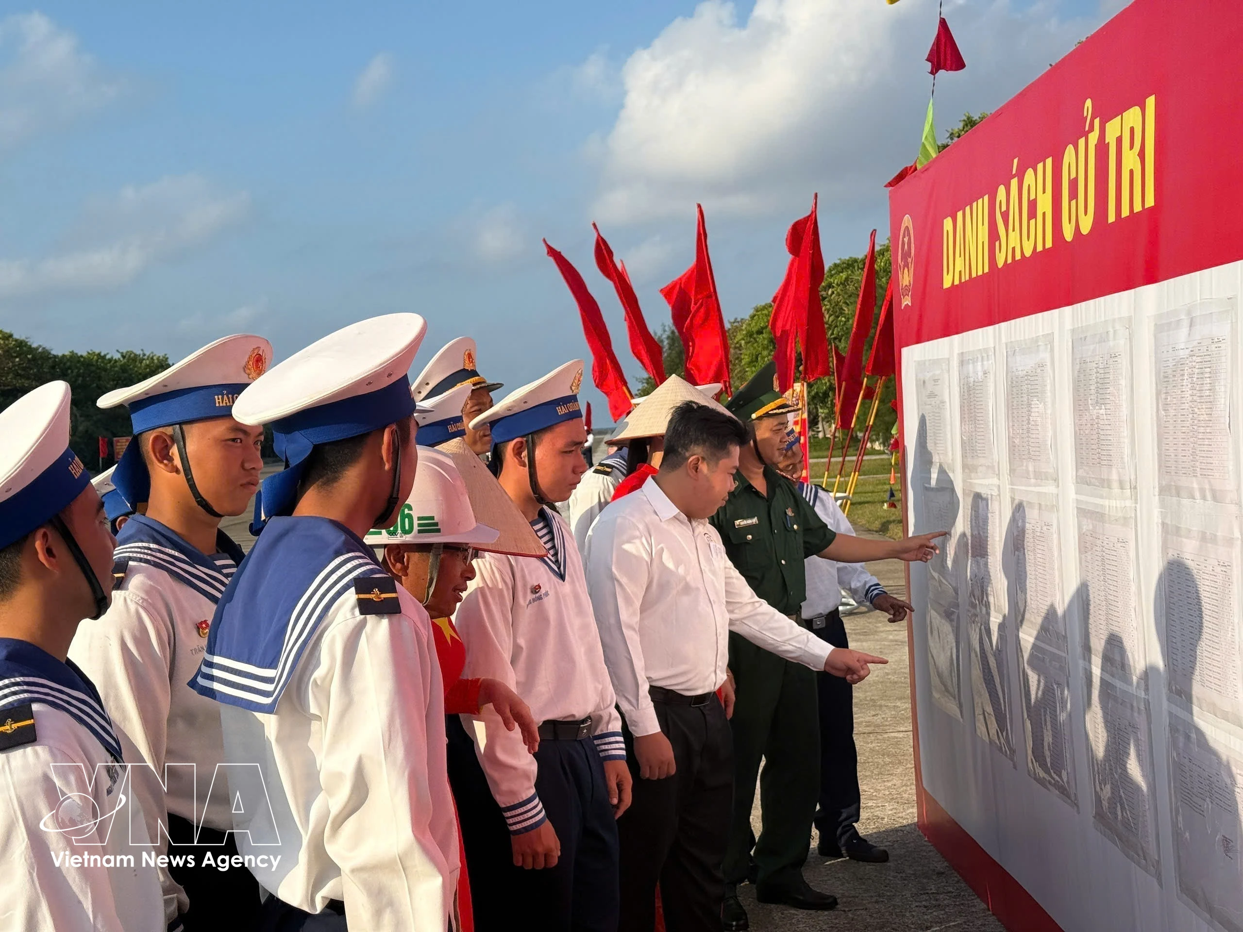 Los votantes de la isla de Truong Sa siguen de cerca la información de la Asamblea Nacional de la XVI Legislatura y de los Consejos Populares de todos los niveles para el período 2026-2031. (Foto: VNA)