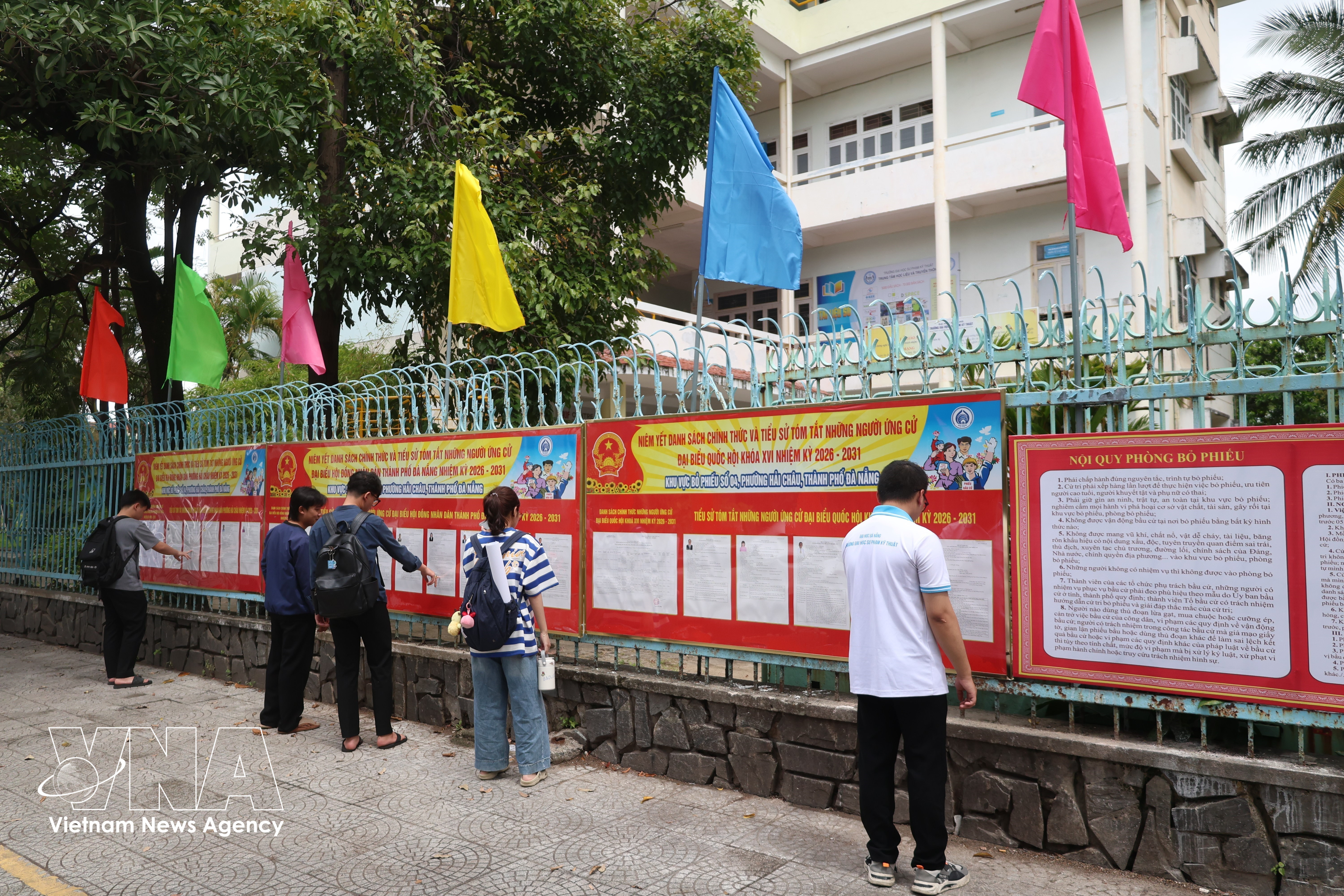 Estudiantes de la Universidad de Educación Técnica (Universidad de Da Nang) revisan la lista de candidatos. (Foto: VNA)