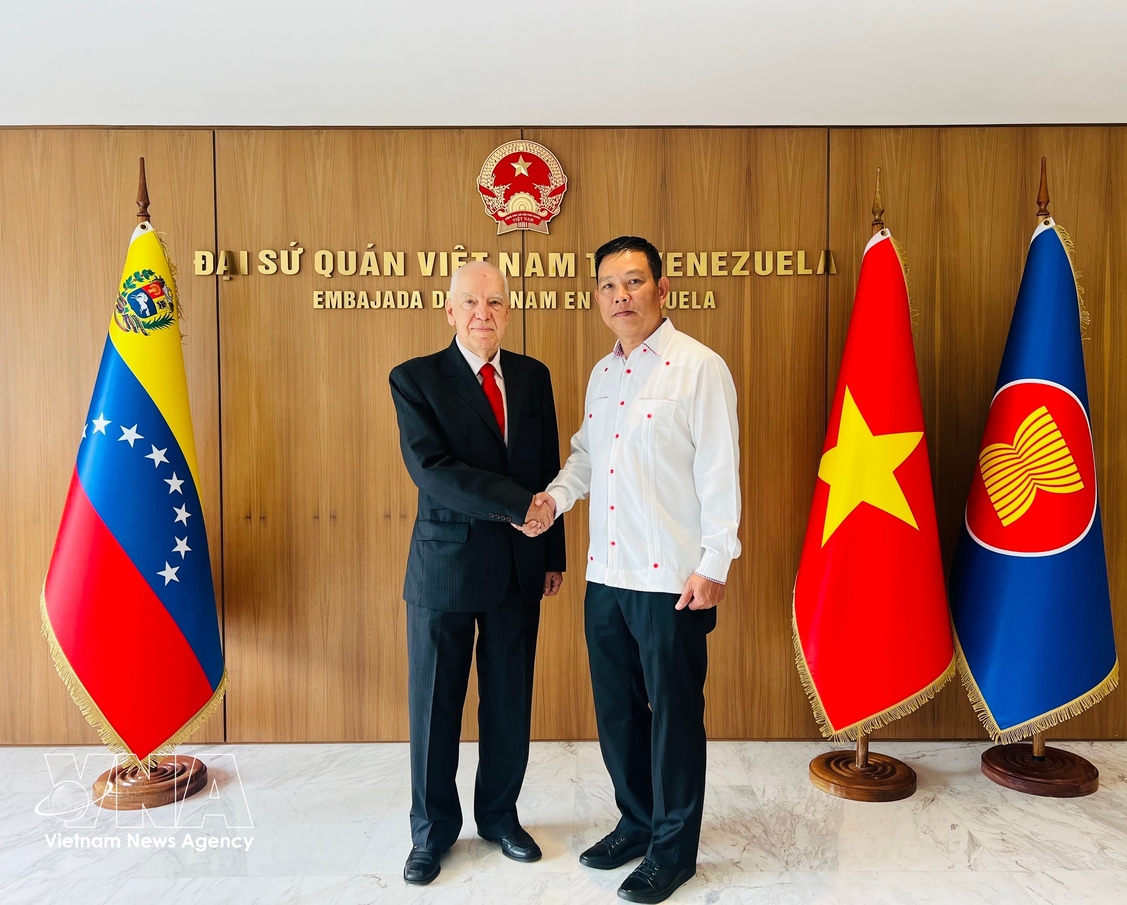 El presidente de la Casa de la Amistad Venezuela-Vietnam, Carolus Wimmer, y el embajador de Hanoi en Caracas, Vu Trung My. (Fuente: VNA)