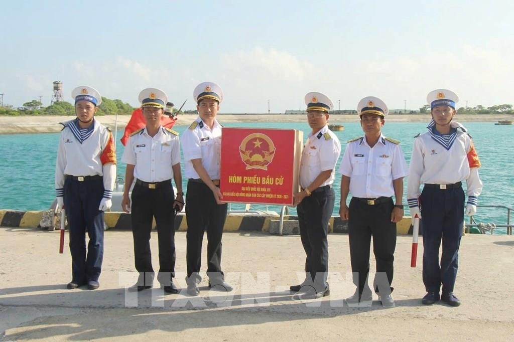 El comandante de la isla Song Tu Tay recibió las urnas del grupo de trabajo de la Brigada 146, Región 4 de la Armada. (Fuente: VNA)