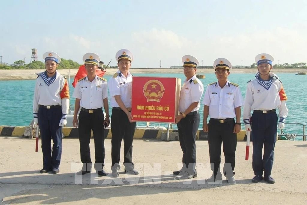 El comandante de la isla Song Tu Tay recibió las urnas del grupo de trabajo de la Brigada 146, Región 4 de la Armada. (Fuente: VNA)