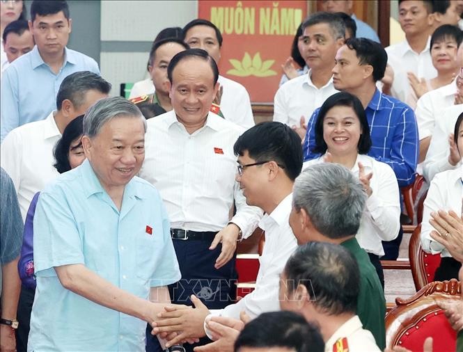 El secretario general del Partido Comunista de Vietnam, To Lam, saluda a los delegados (Foto: VNA)