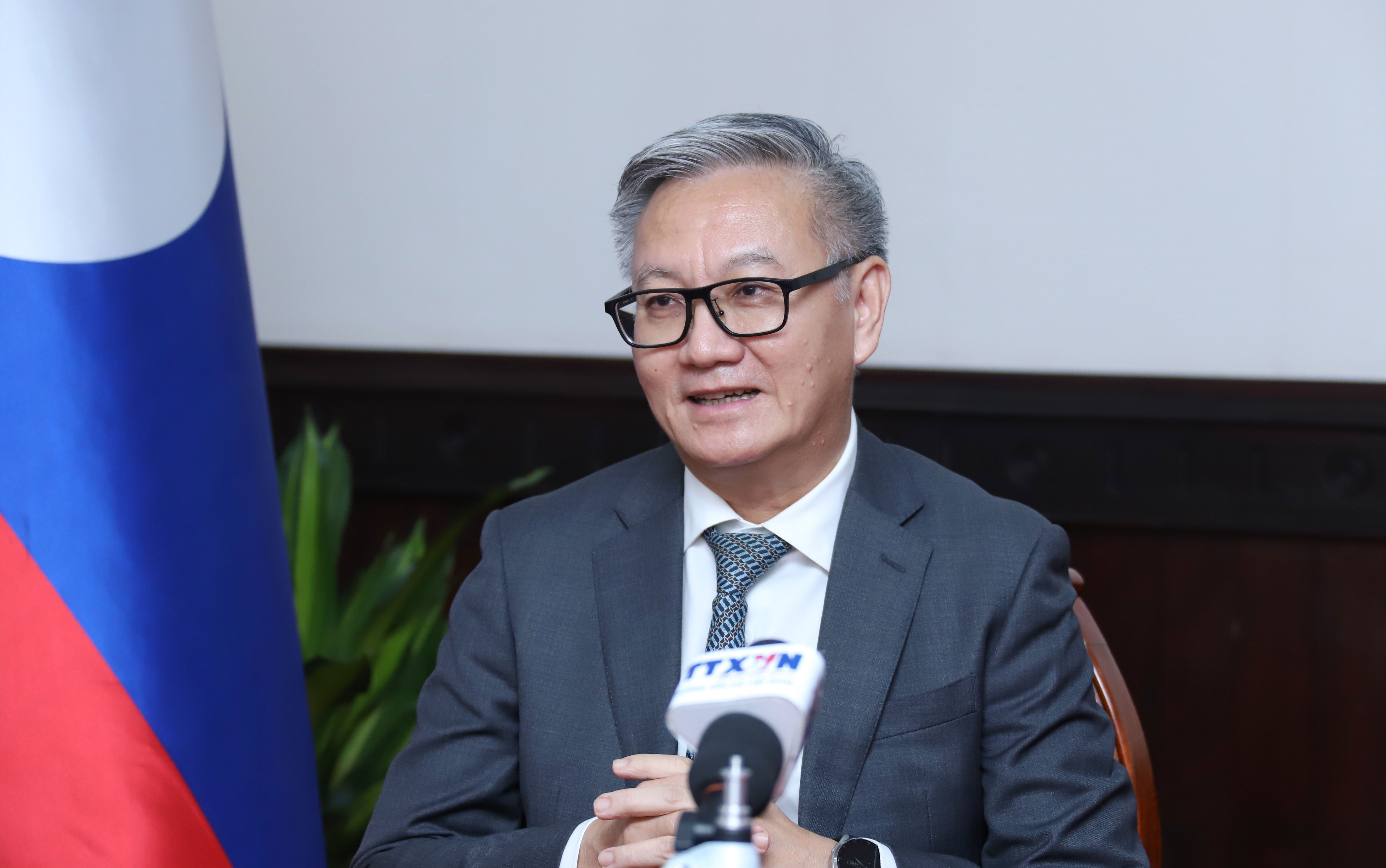 El ministro de Relaciones Exteriores de Laos, Thongsavanh Phomvihane, responde a la entrevista de la VNA. (Fuente: VNA)