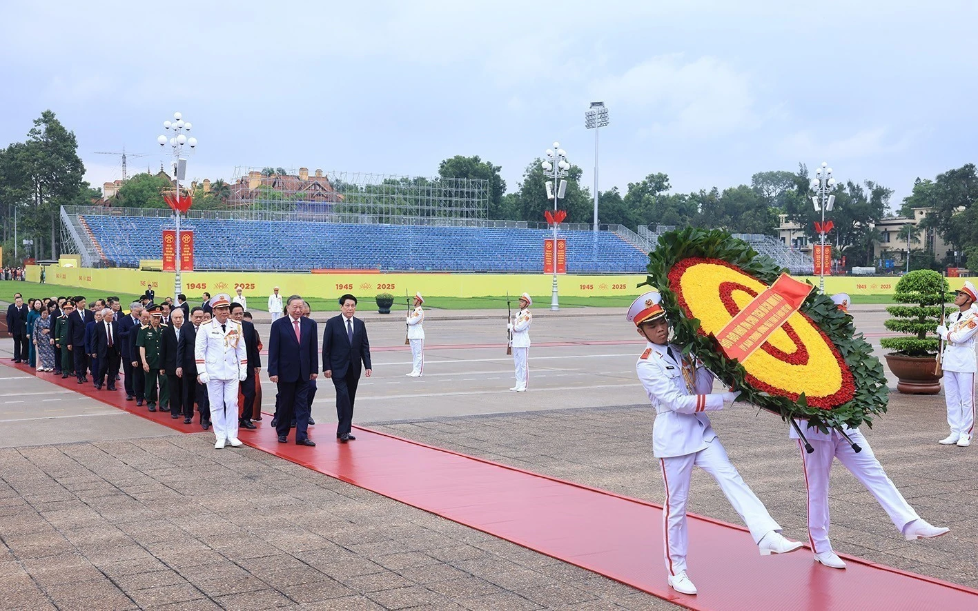 Una delegación de dirigentes y exdirigentes del Partido y Estado rinde homenaje al Presidente Ho Chi Minh en su Mausoleo. (Fuente: VNA)