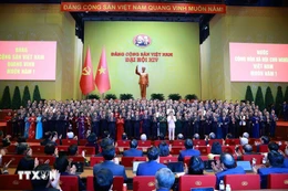 El nuevo Comité Central del Partido Comunista de Vietnam se presenta en el XIV Congreso. (Foto: VNA)