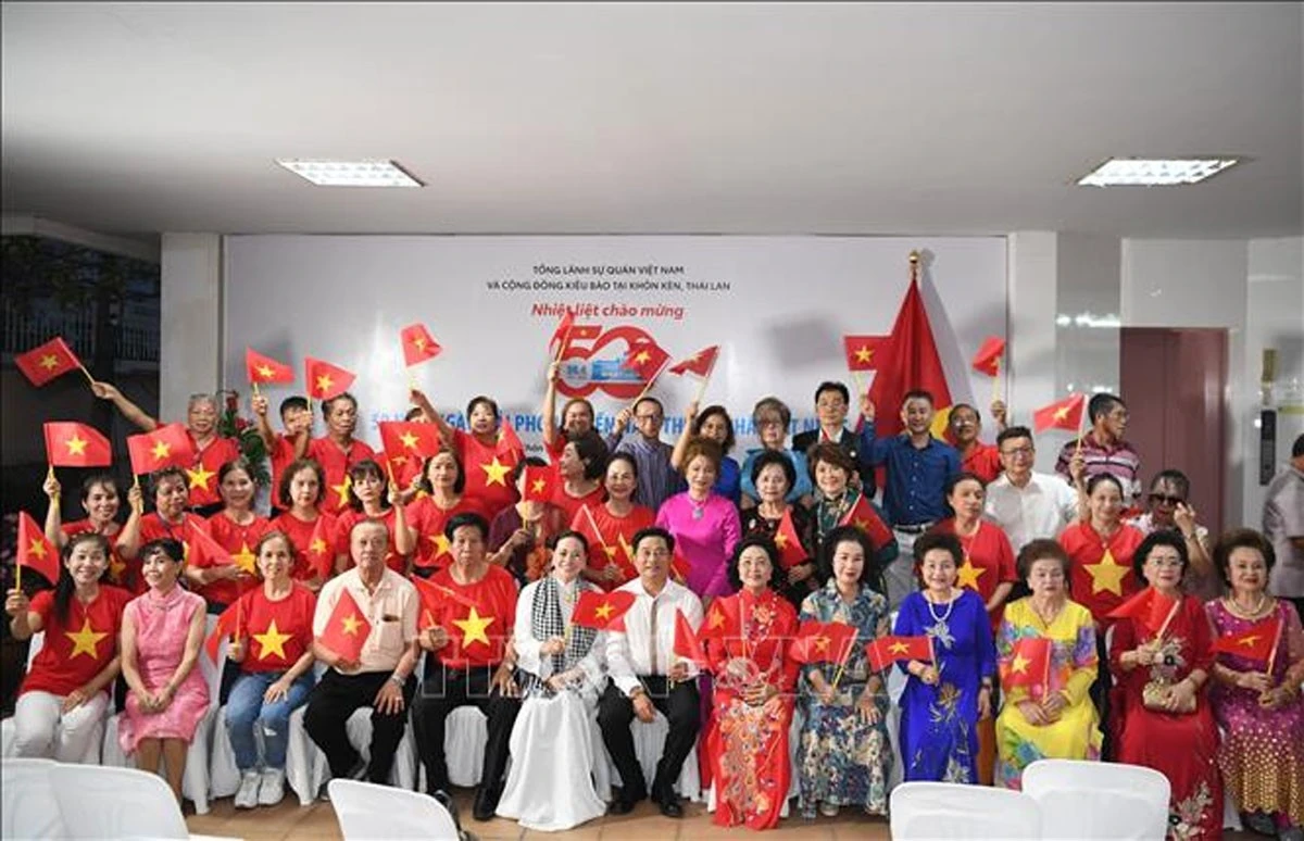 Vietnamitas residentes en el noreste de Tailandia asisten a la actividad conmemorativa por el 50.º aniversario de la reunificación nacional. (Foto: VNA)
