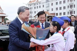 El secretario general del Partido Popular Revolucionario de Laos (PPRL) y presidente del país, Thongloun Sisoulith, preside la ceremonia oficial de bienvenida a la visita de Estado del presidente vietnamita To Lam (izquierda) a Laos (Vientiane, 11 de julio de 2024). Foto: VNA