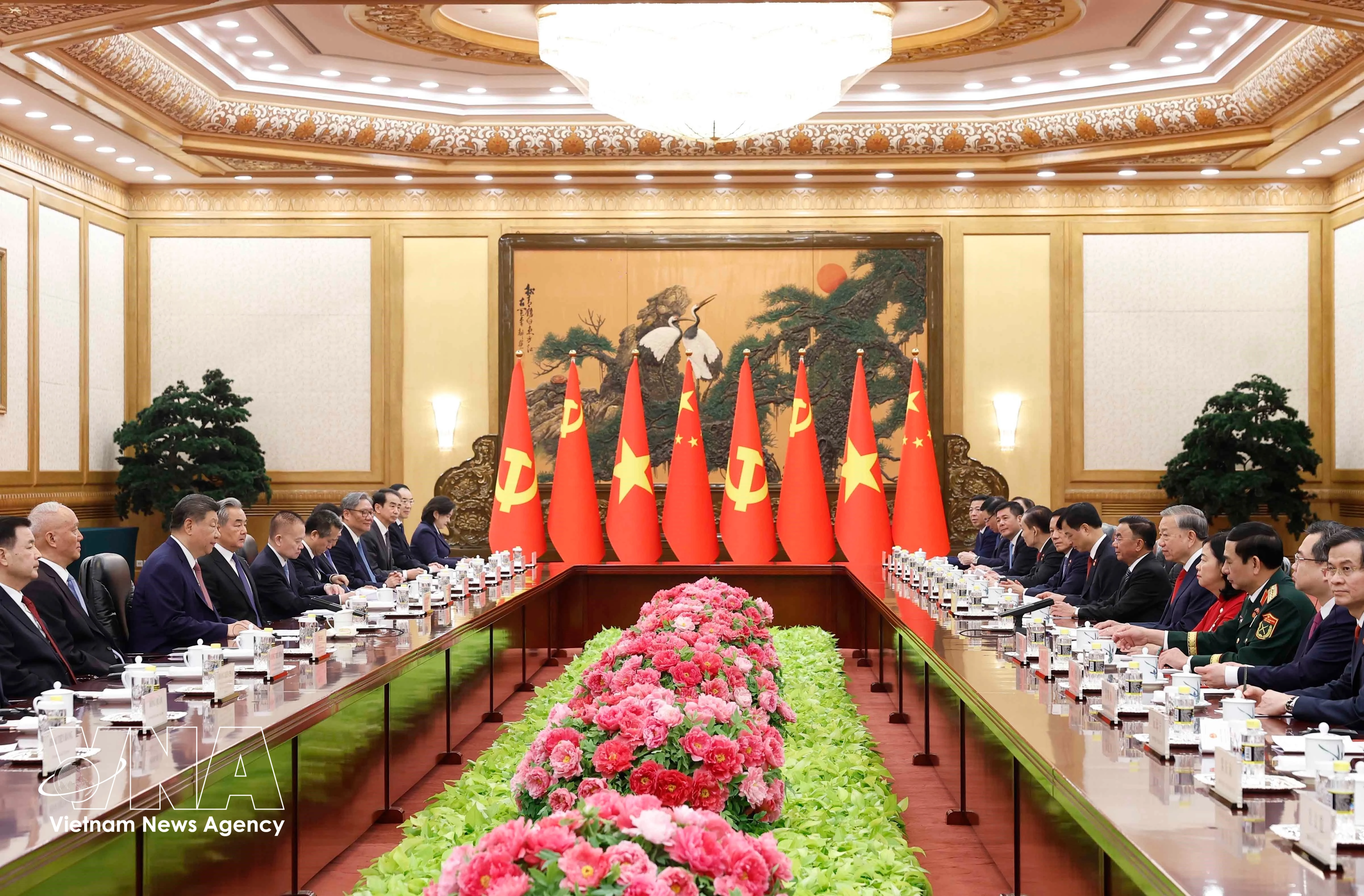 El secretario general del Partido y presidente de Vietnam, To Lam, sostiene conversaciones con su homólogo chino, Xi Jinping. (Foto: VNA)