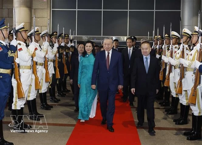 El secretario general del Partido Comunista de Vietnam y presidente del Estado, To Lam, junto con su esposa y una delegación de alto nivel, parte de Beijing hacia la ciudad de Nanning (Foto: VOV)