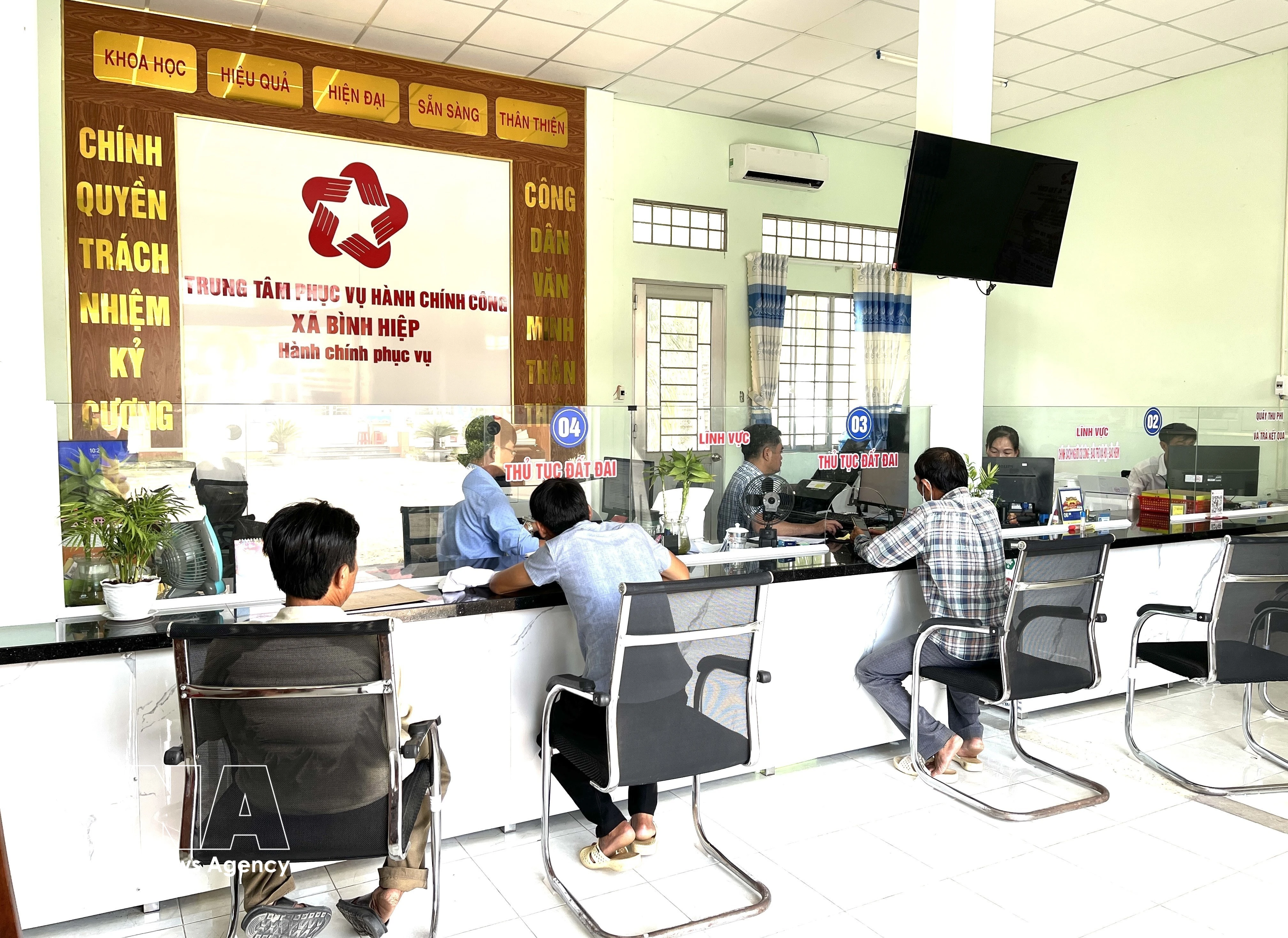Centro de Servicios Administrativos Públicos de la comuna de Binh Hiep, provincia de Tay Ninh, brinda servicio a la población. Foto: VNA