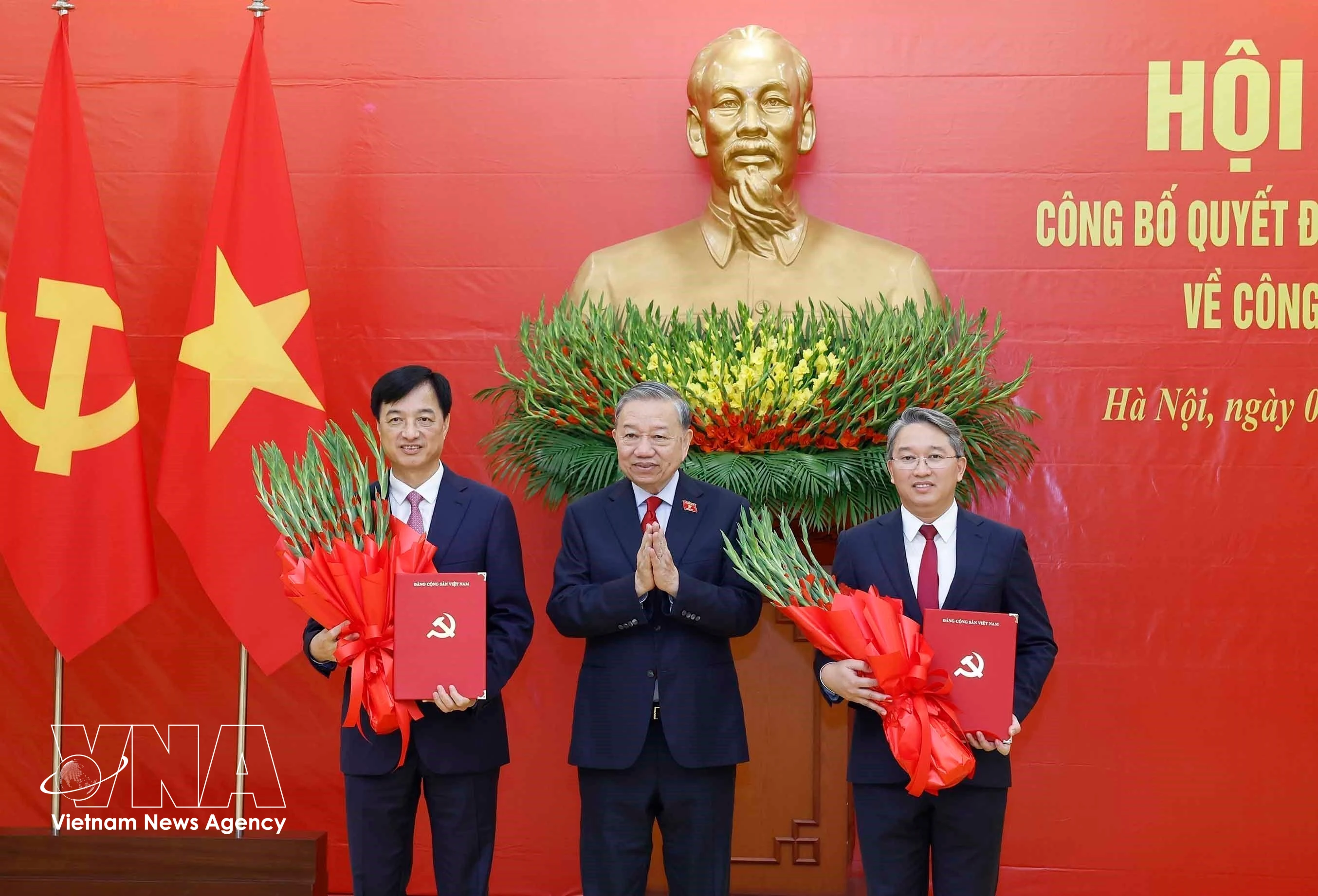El secretario general del PCV y presidente de la República, To Lam, entrega las decisiones. (Foto: VNA)