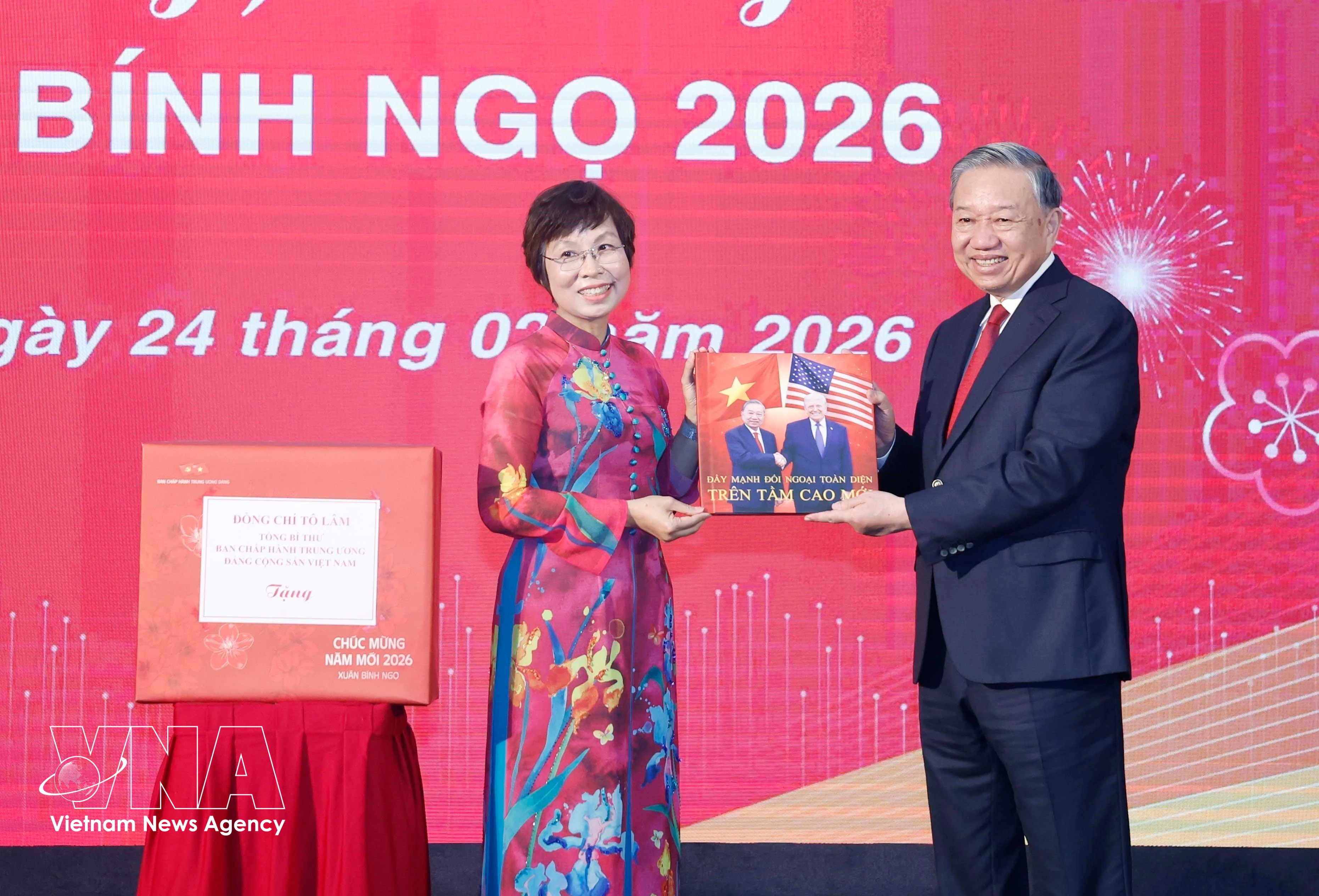 La directora general de la VNA, Vu Viet Trang, obsequia al secretario general To Lam un libro fotográfico realizado por reporteros de la agencia. Foto: VNA