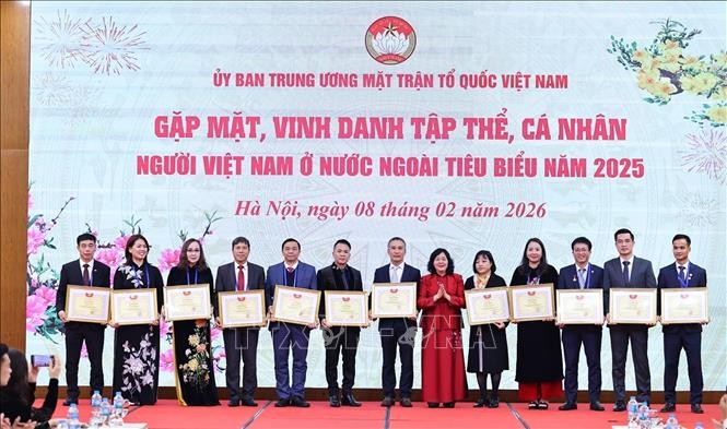 La presidenta del FPV, Bui Thi Minh Hoai, entrega los certificados de reconocimiento a los colectivos ejemplares (Foto: VNA)