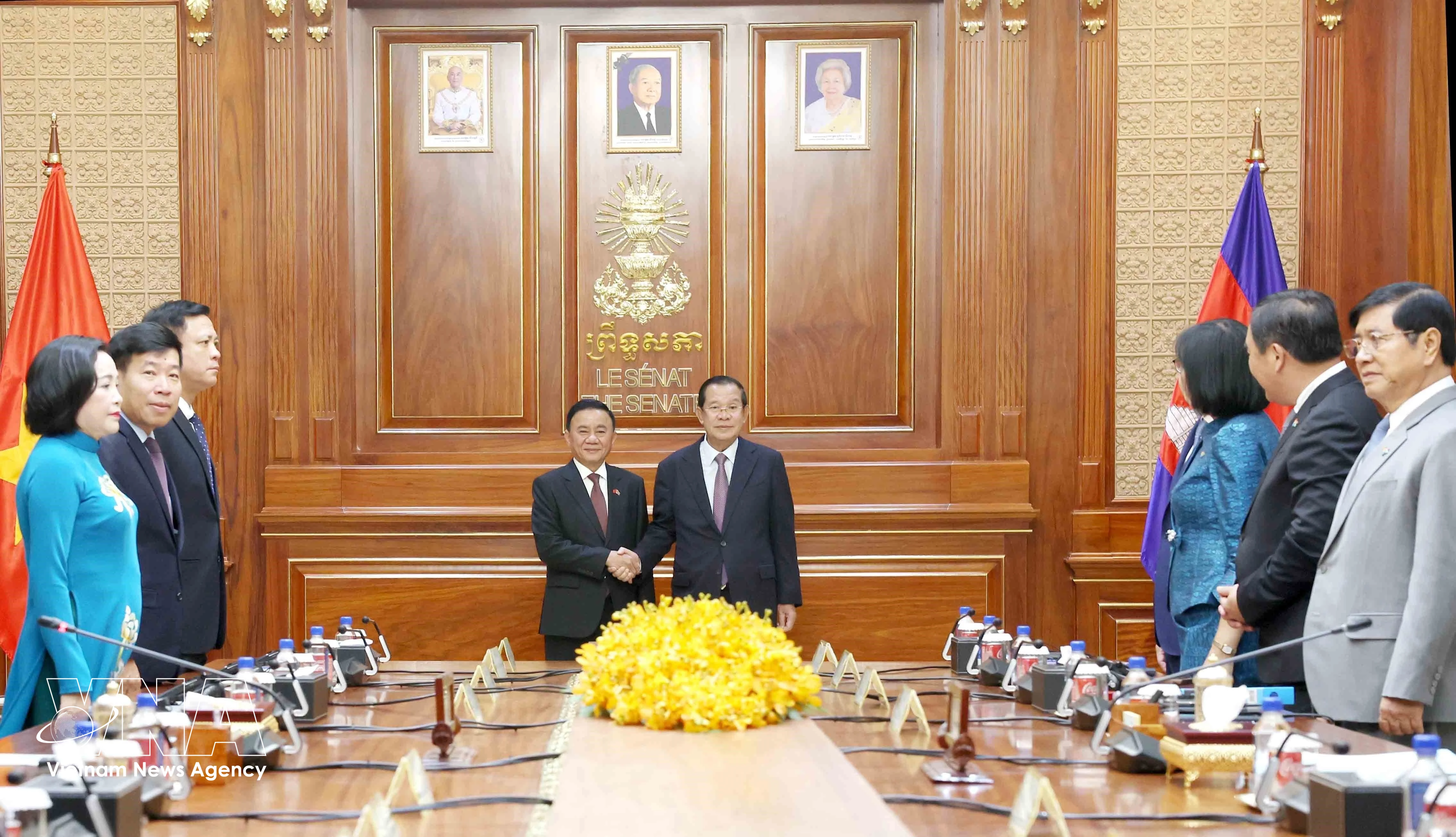 El miembro del Buró Político e integrante permanente del Secretariado del Comité Central del Partido Comunista de Vietnam (PCV), Tran Cam Tu, se reúne con el jefe de Estado interino, presidente del Partido Popular de Camboya y titular del Senado, Hun Sen. (Foto: VNA)