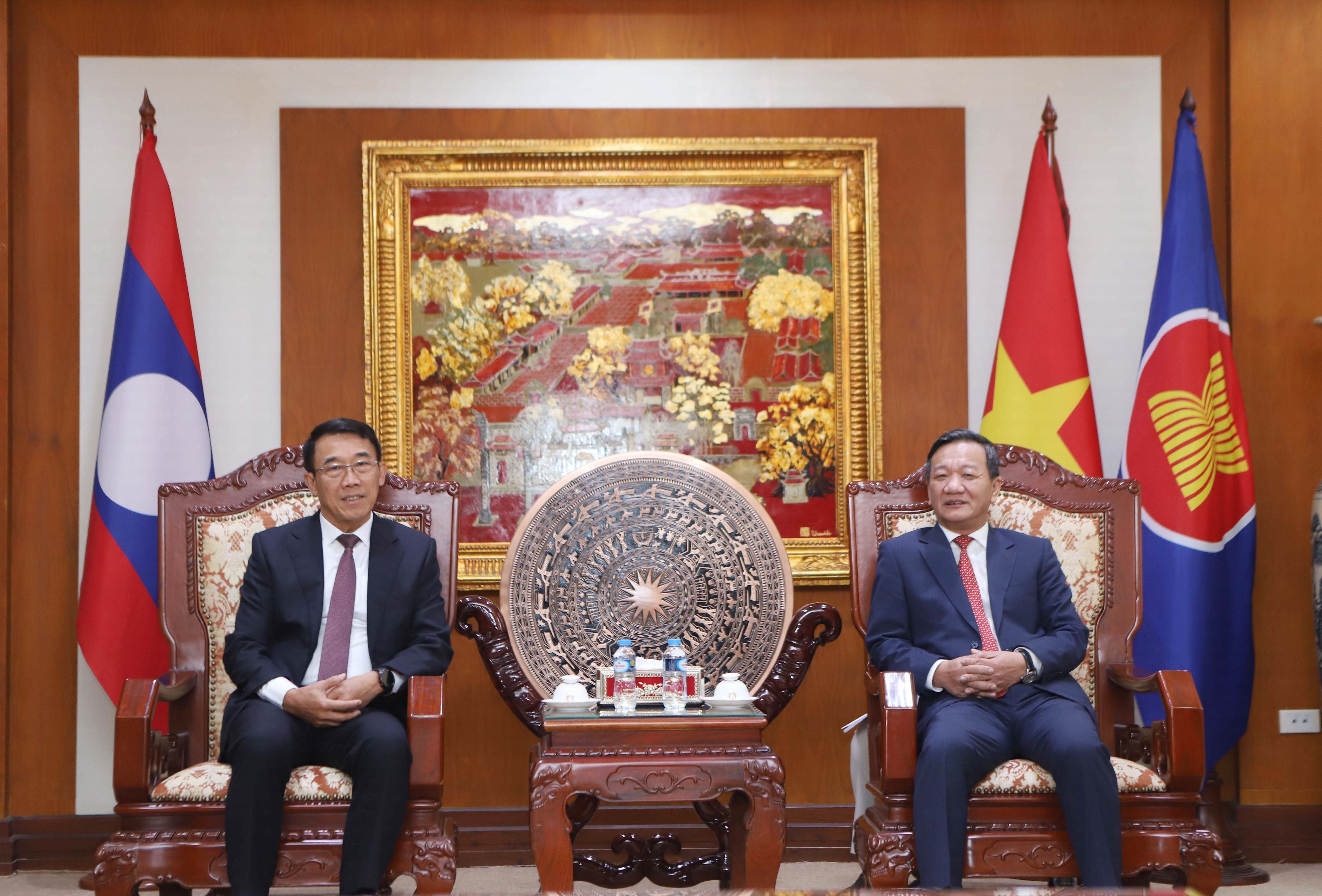 El embajador de Vietnam en Laos, Nguyen Minh Tam, recibe al miembro del Comité Central del Partido Popular Revolucionario de Laos (PPRL) y jefe de su Departamento de Relaciones Exteriores, Bounleua Phandanouvong. (Foto: VNA)