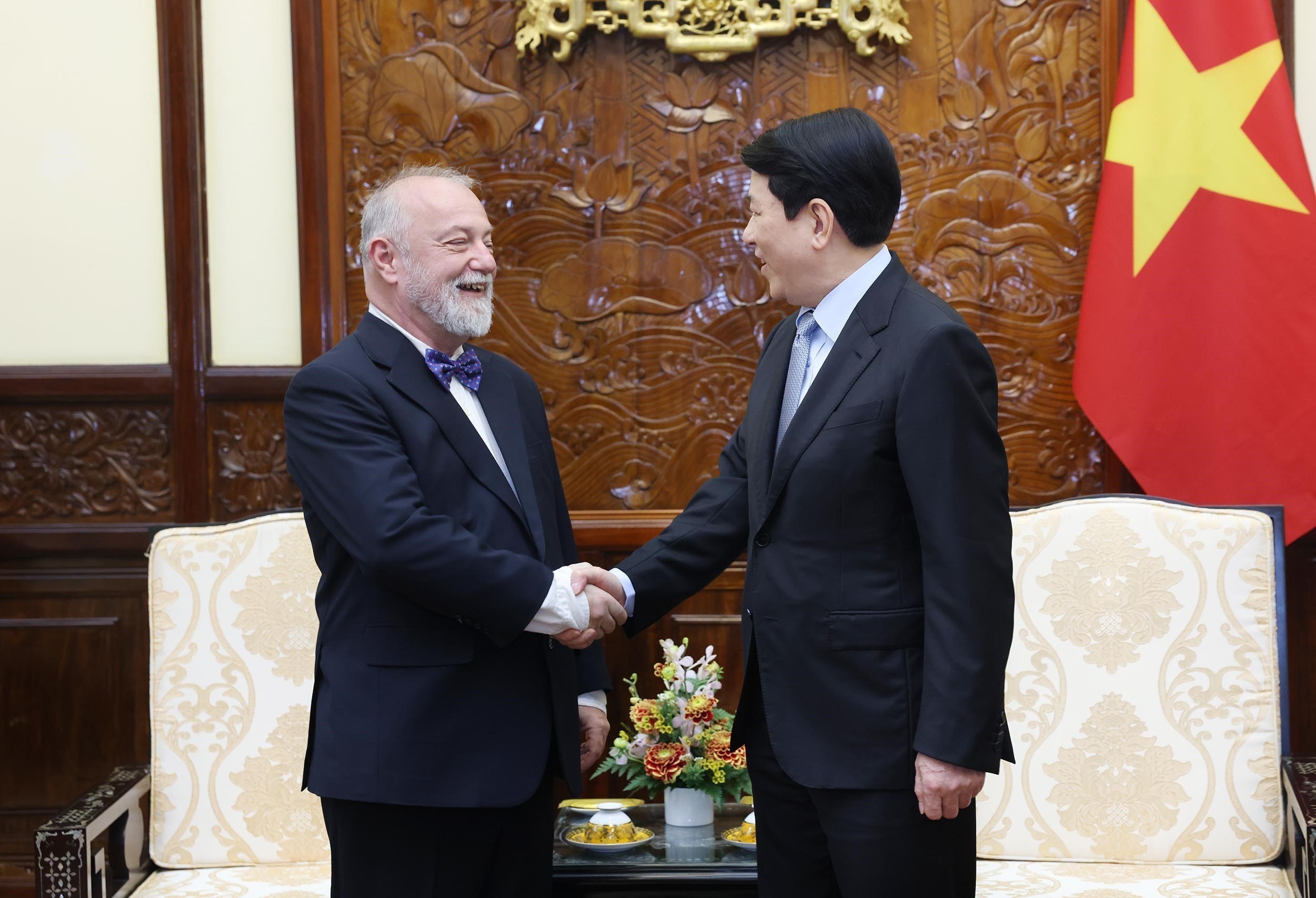 El presidente del país indochino, Luong Cuong, recibe al embajador de la República Checa, Hynek Kmonicek. (Foto: VNA)