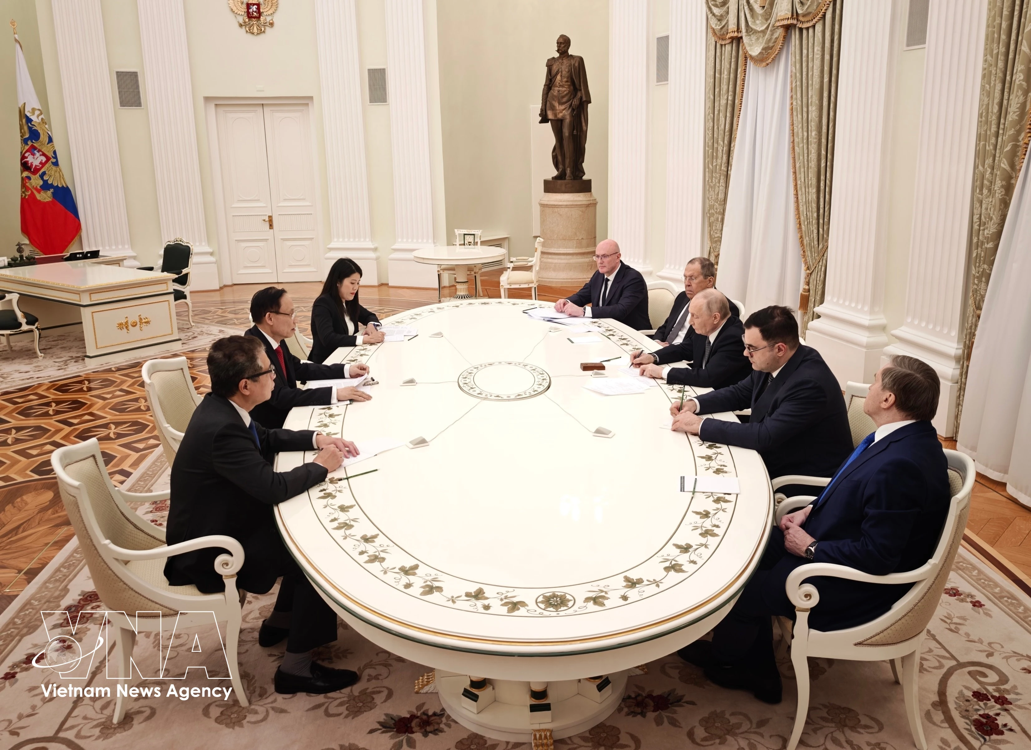 El presidente ruso, Vladimir Putin, recibe al enviado especial del secretario general del Partido Comunista de Vietnam (PCV), To Lam, y miembro del Buró Político, ministro de Relaciones Exteriores Le Hoai Trung. (Foto: VNA)
