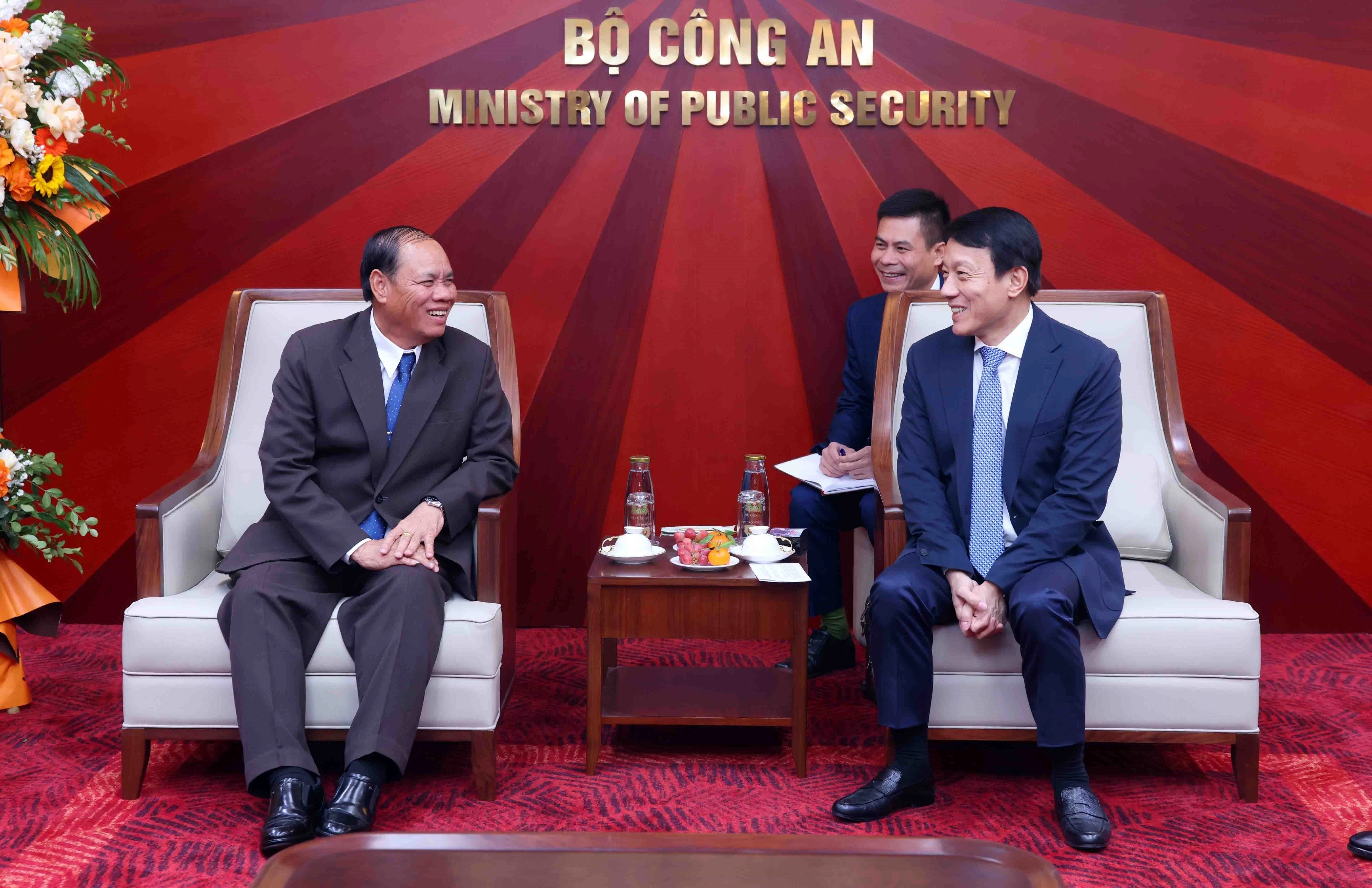 El miembro del Buró Político y permanente del Secretariado del Comité Central del Partido Popular Revolucionario de Laos, Vilay Lakhamphong, (izquierda) tel miembro del Buró Político y el ministro de Seguridad Pública de Vietnam, Luong Tam Quang (Foto: VNA)