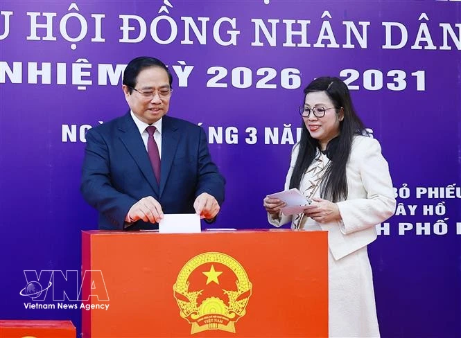 El primer ministro de Vietnam, Pham Minh Chinh, y su cónyuge emiten su voto en el colegio electoral número 21, ubicado en el barrio de Tay Ho, en Hanoi. (Foto: VNA)
