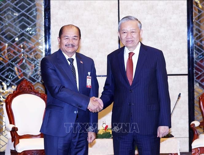 El secretario general del Partido Comunista de Vietnam, To Lam, (derecha) y el presidente del Frente laosiano para la Construcción Nacional, Kikeo Khaykhamphithoune. (Foto: VNA)
