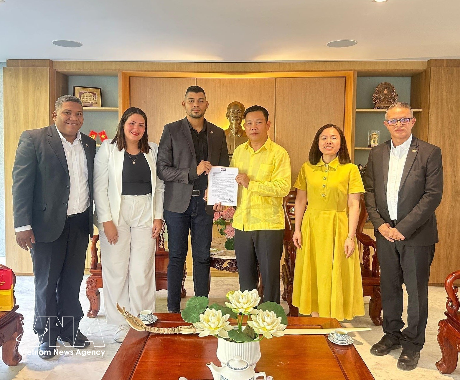 El embajador de Vietnam en Venezuela, Vu Trung My, recibe a dirigentes del Partido ENAMORATE para felicitar el éxito del XIV Congreso. Foto: Embajada de Vietnam en Venezuela