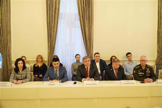 El subjefe del Comité de Relaciones Exteriores de San Petersburgo, Vyacheslav Kalganov, (centro) en el seminario. (Foto: VNA)