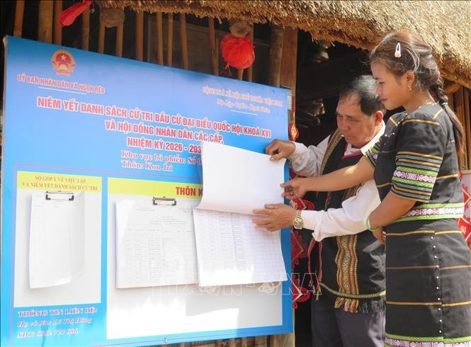 Listas de votantes y candidatos son exhibidas públicamente en las casas comunales de las aldeas de la provincia de Quang Ngai para que la población pueda consultarlas. Foto: VNA