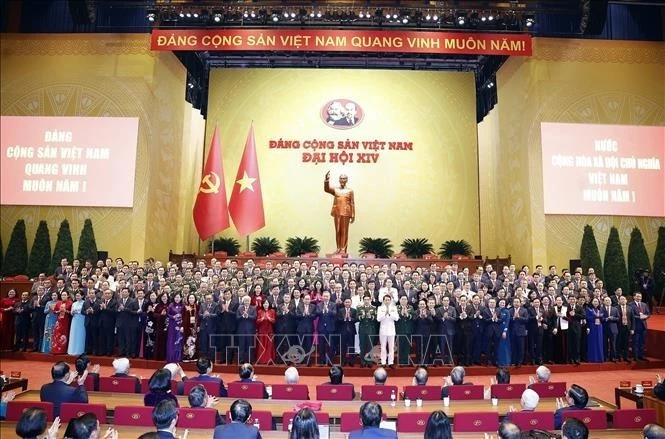 Comité Central del Partido Comunista de Vietnam del XIV mandato se presenta ante el Congreso. (Foto: VNA)