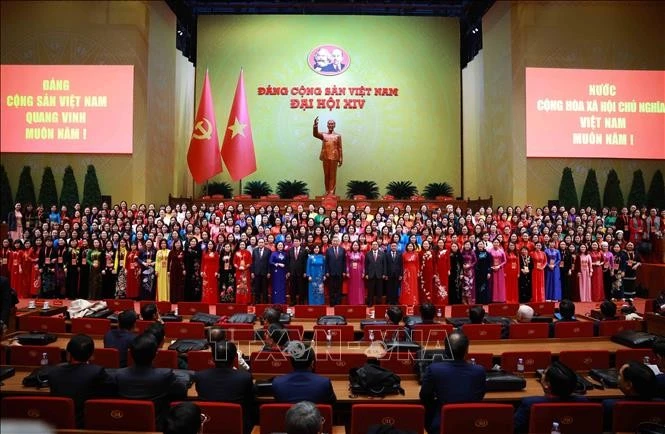Líderes del Partido y del Estado toman foto de recuerdo con las delegadas del XIV Congreso del Partido. (Foto: VNA)