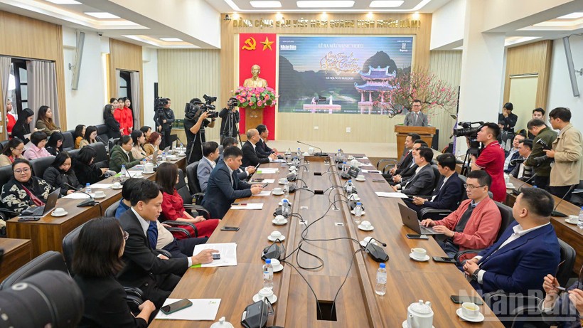 El video musical “Song from a Secret Garden - Secret Garden in Viet Nam” se presenta en Hanoi (Foto: Nhan Dan)