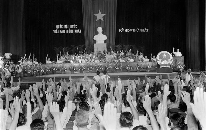 En su primera sesión, la Asamblea Nacional del VI período aprobó la Resolución sobre el nombre del país, la bandera nacional, el escudo de armas nacional, el himno nacional y la organización del Estado, antes de contar con una nueva Constitución. Foto: VNA