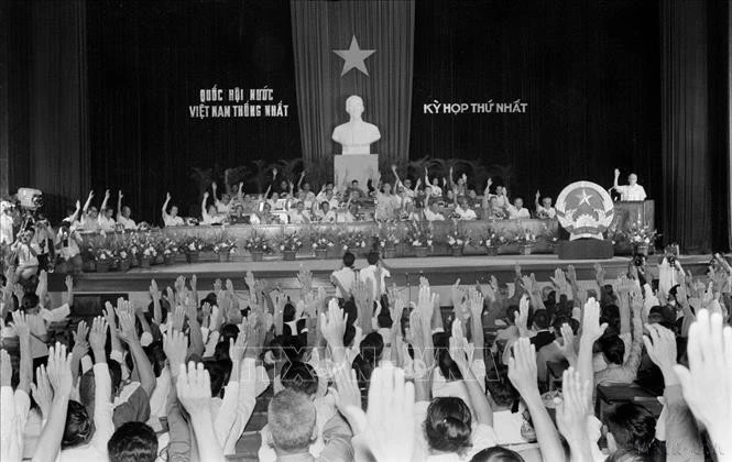 En su primera sesión, la Asamblea Nacional del VI período aprobó la Resolución sobre el nombre del país, la bandera nacional, el escudo de armas nacional, el himno nacional y la organización del Estado, antes de contar con una nueva Constitución. Foto: VNA