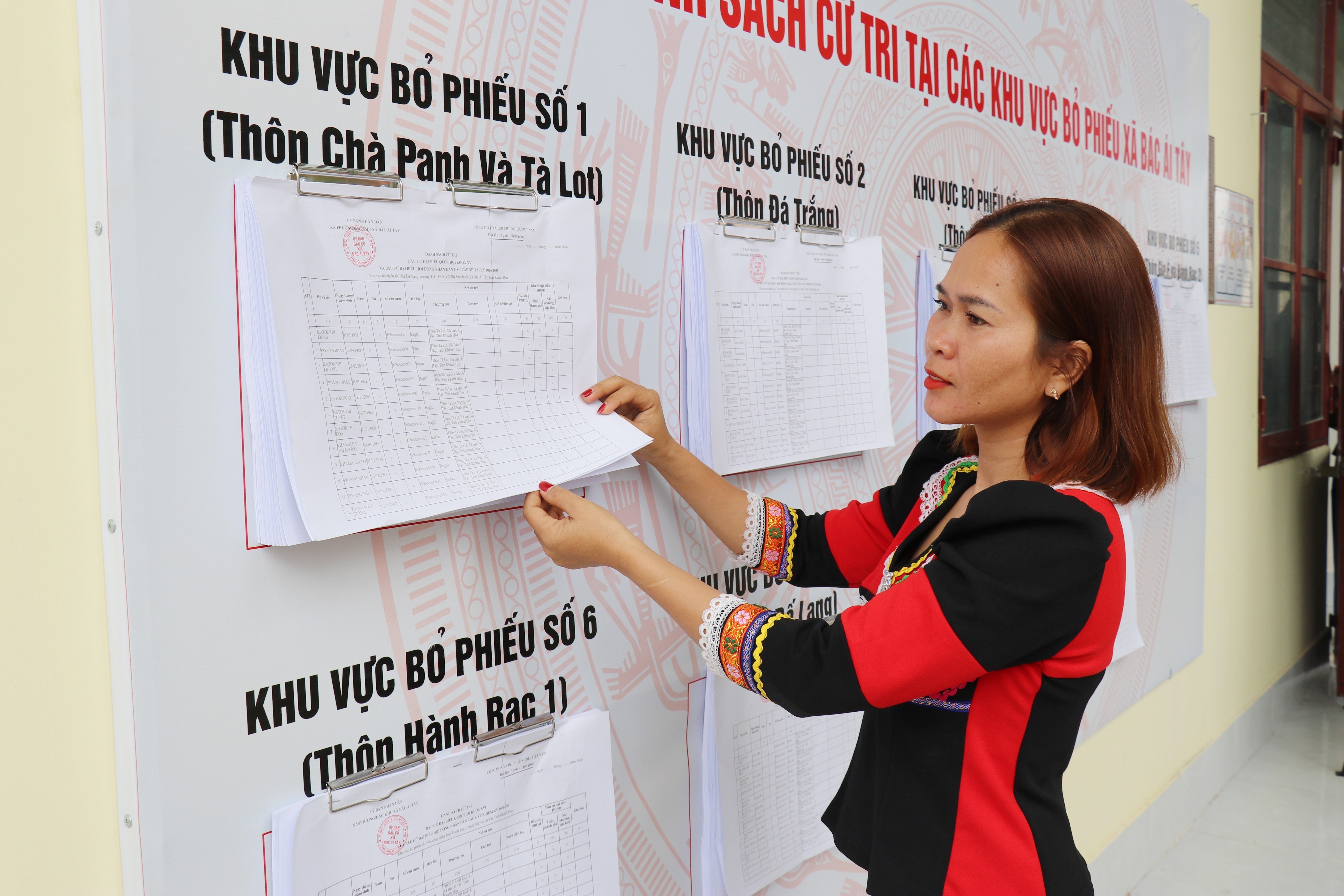 Los pobladores de la etnia Raglai en la comuna de Bac Ai Tay (Khanh Hoa) consultan la lista de votantes publicada oficialmente en la sede del Comité Popular comunal. Foto: VNA