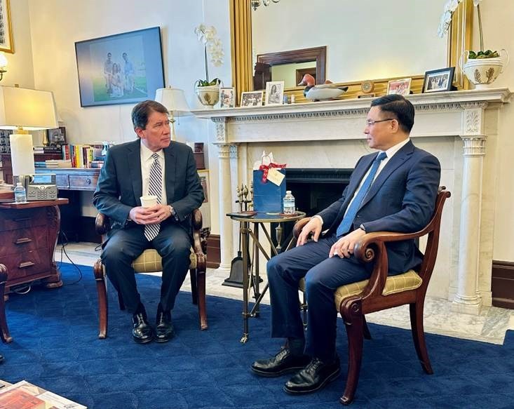 El ministro interino de Industria y Comercio, Le Manh Hung (derecha), y el senador estadounidense Bill Hagerty, del Partido Republicano, en representación del estado de Tennessee. (Foto: VNA)