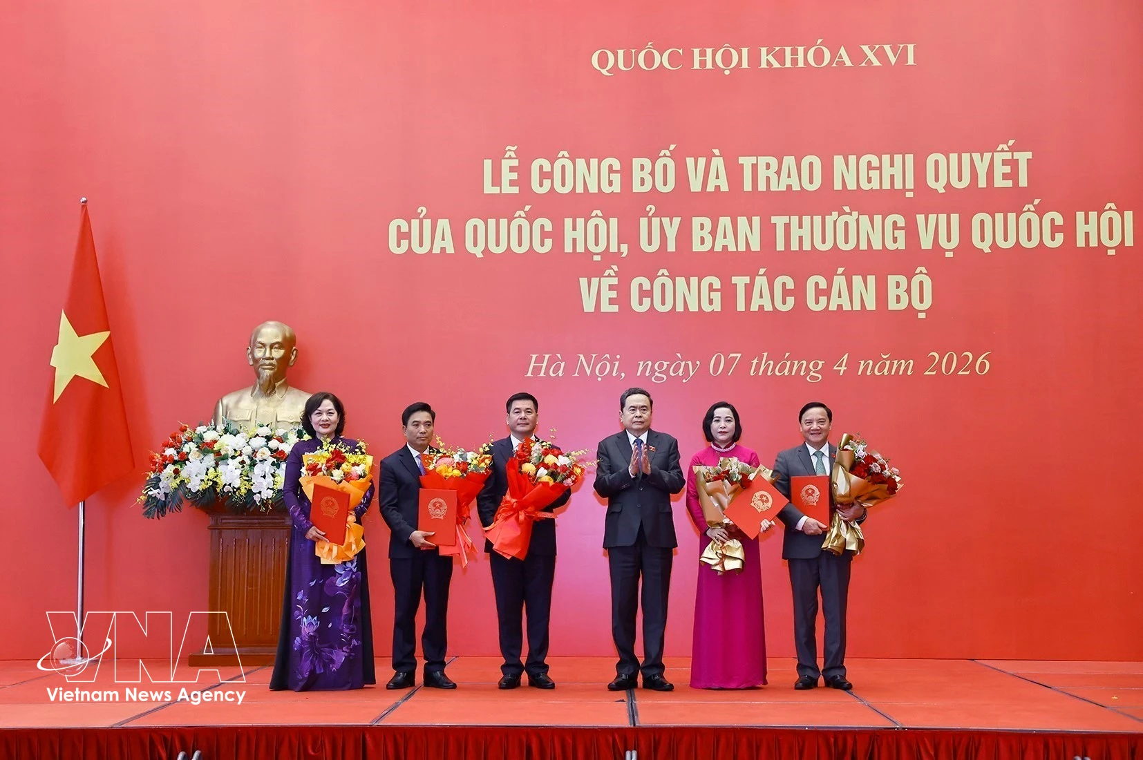 El presidente de la Asamblea Nacional de Vietnam, Tran Thanh Man, entrega resoluciones a los vicepresidentes de las comisiones y otros cargos directivos de la Oficina de la Asamblea Nacional. (Foto: VNA)