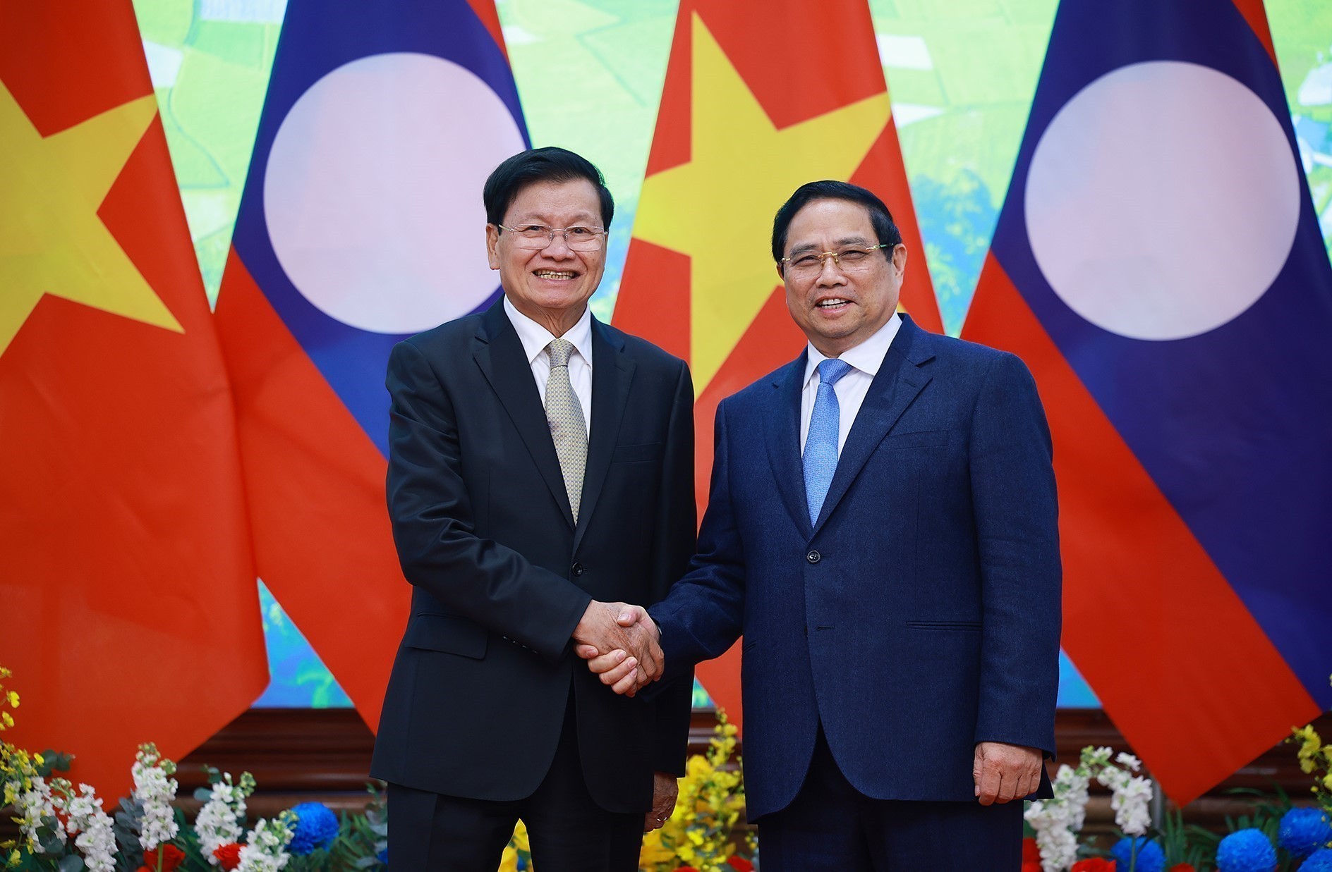 El primer ministro de Vietnam, Pham Minh Chinh, y el secretario general del Partido Popular Revolucionario de Laos y presidente del país, Thongloun Sisoulith (Foto: VNA)