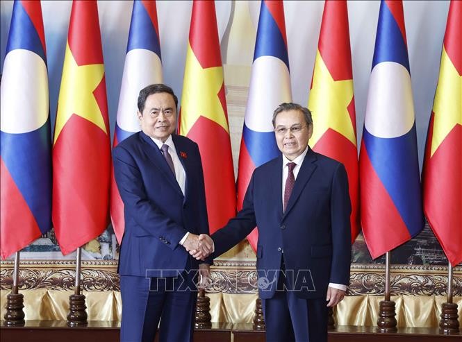 El presidente de la Asamblea Nacional de Vietnam (ANV), Tran Thanh Man, y su homólogo laosiano, Saysomphone Phomvihane. (Foto: VNA)