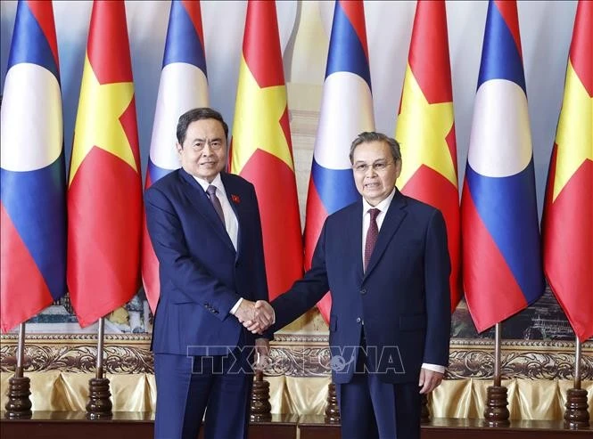 El presidente de la Asamblea Nacional de Vietnam (ANV), Tran Thanh Man, y su homólogo laosiano, Saysomphone Phomvihane. (Foto: VNA)