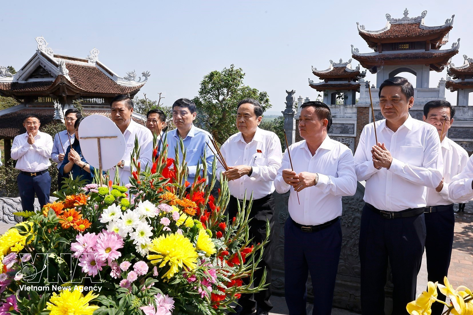 El presidente de la Asamblea Nacional (AN), Tran Thanh Man, ofreció hoy flores e incienso en homenaje al Pesidente Ho Chi Minh en el Templo Chung Son y en el Sitio Nacional de Reliquia Especial de Kim Lien, en la provincia central de Nghe An. (Foto: VNA)